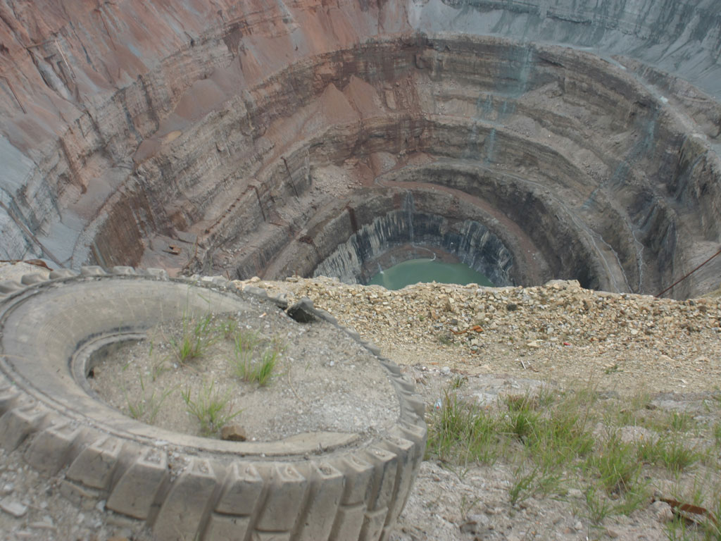Шахта мир. Шахта Мпоненг. Рудник Мпоненг. Самая глубокая шахта в мире. Глубокая шахта в Геленджике.